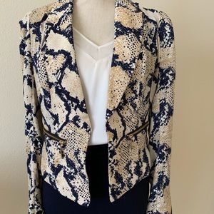 Blazer animal print zipper up th back super cute with jeans or skirt! Quality A+